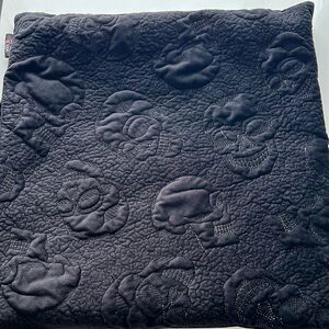 Cynthia Rowley Phillips case 20x20 skull print